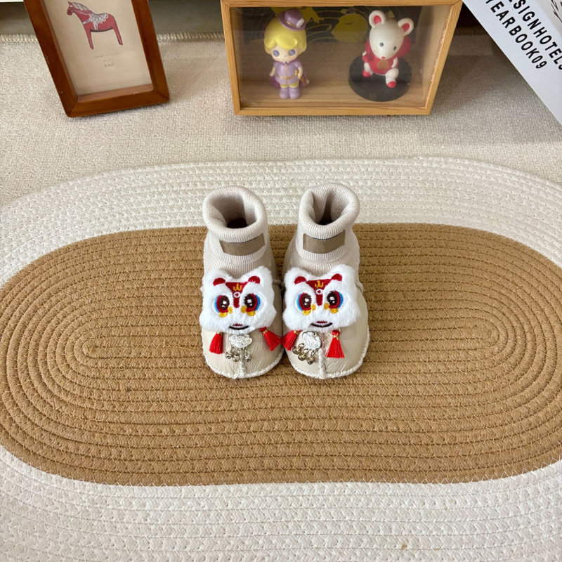 Baba zoknicipő bundás felsővel (Tél; Rajzfilm-minta; 12–48 hónapos kor)