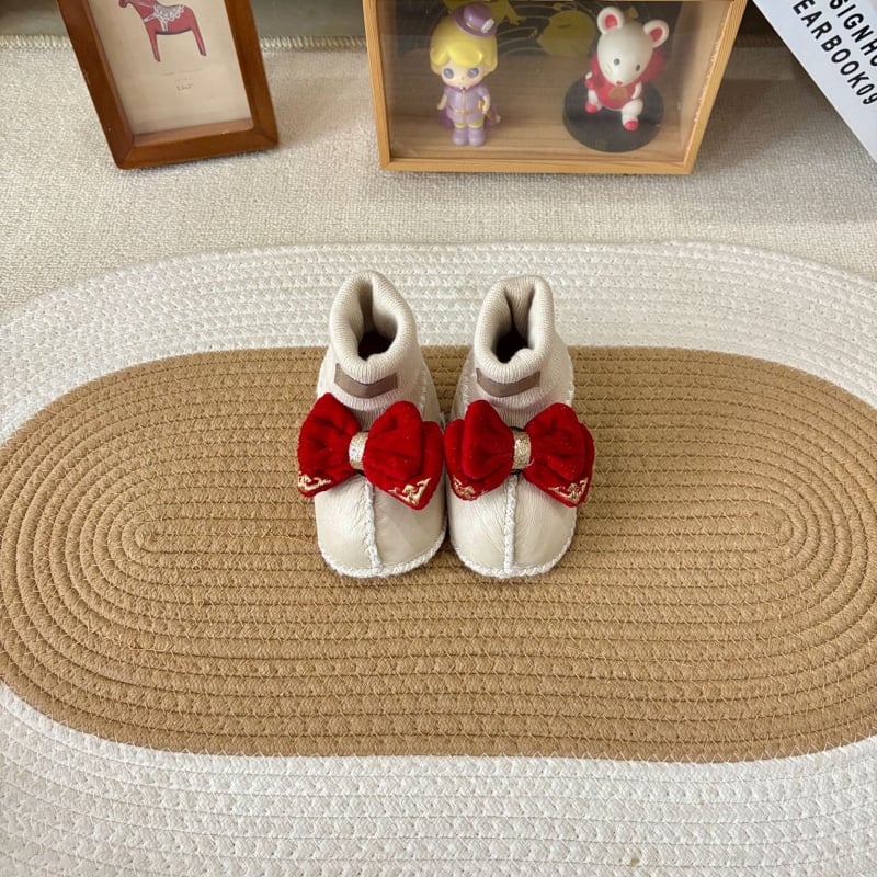 Baba zoknicipő bundás felsővel (Tél; Rajzfilm-minta; 12–48 hónapos kor)