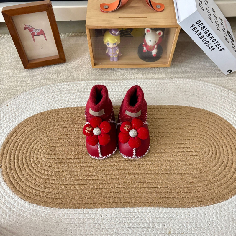 Baba zoknicipő bundás felsővel (Tél; Rajzfilm-minta; 12–48 hónapos kor)