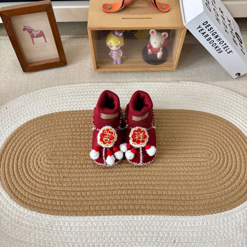 Baba zoknicipő bundás felsővel (Tél; Rajzfilm-minta; 12–48 hónapos kor)