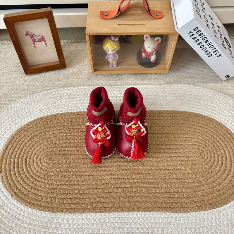 Baba zoknicipő bundás felsővel (Tél; Rajzfilm-minta; 12–48 hónapos kor)