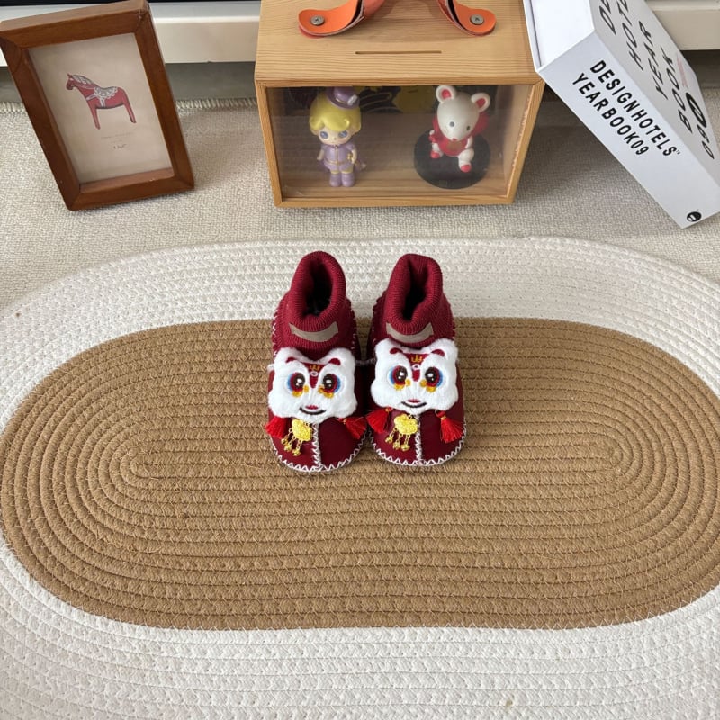 Baba zoknicipő bundás felsővel (Tél; Rajzfilm-minta; 12–48 hónapos kor)