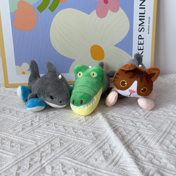 Jingjin плюшена подвесна кукла — полиестерно влакно, пълнеж ПП памук, супер мека къса плюш, мрежеста торбичка за опаковка, за възраст 7–14 години.