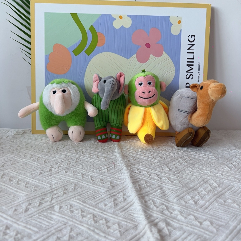 Jingjin плюшена подвесна кукла — полиестерно влакно, пълнеж ПП памук, супер мека къса плюш, мрежеста торбичка за опаковка, за възраст 7–14 години.