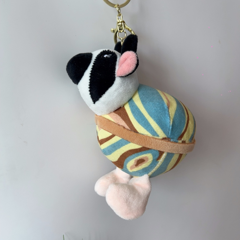 Jingjin плюшена подвесна кукла — полиестерно влакно, пълнеж ПП памук, супер мека къса плюш, мрежеста торбичка за опаковка, за възраст 7–14 години.