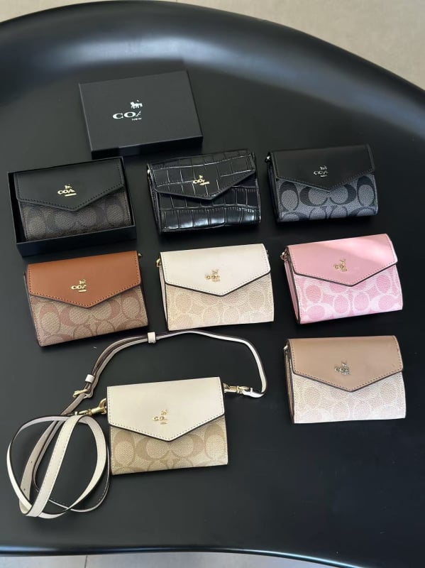 PVC novčanik, 2‑dijelni dizajn, duga naramenica za crossbody, poliester podstava, ljeto 2024