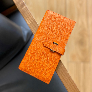 Ženski dugi kožni novčanik s elegantnim dizajnom i višenamjenskim sklopnim rješenjem, model 6905, koža prvog sloja teleće kože, podstava od poliestera, poslovni stil, jednobojna boja, proljeće 2024