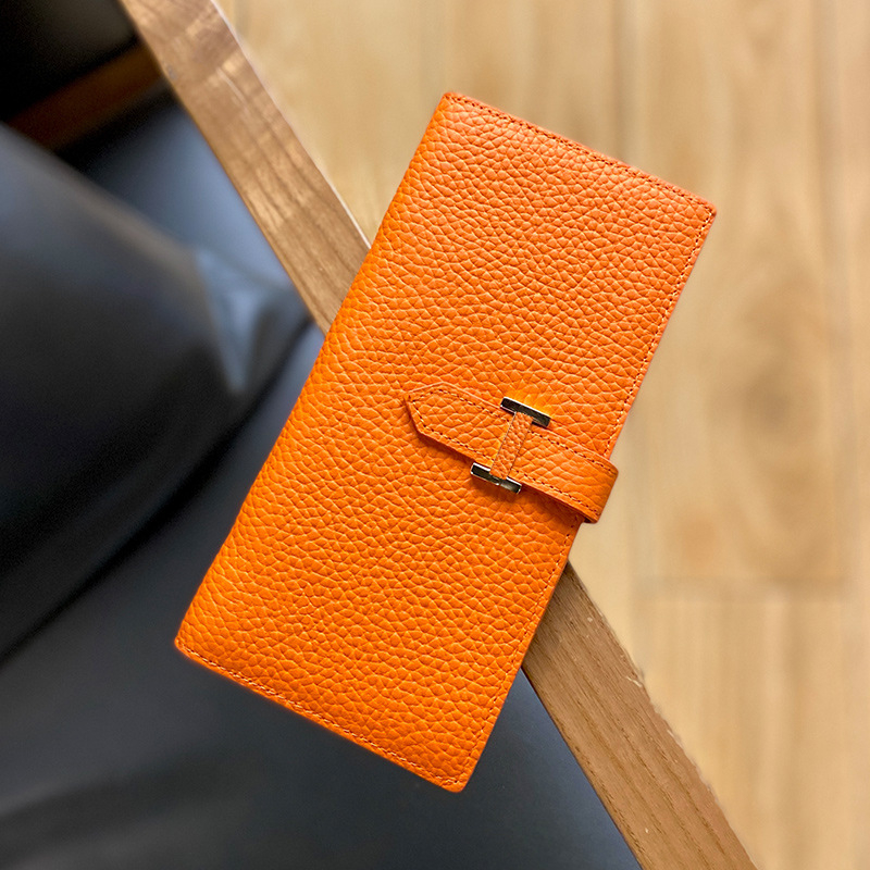 Ženski dugi kožni novčanik s elegantnim dizajnom i višenamjenskim sklopnim rješenjem, model 6905, koža prvog sloja teleće kože, podstava od poliestera, poslovni stil, jednobojna boja, proljeće 2024