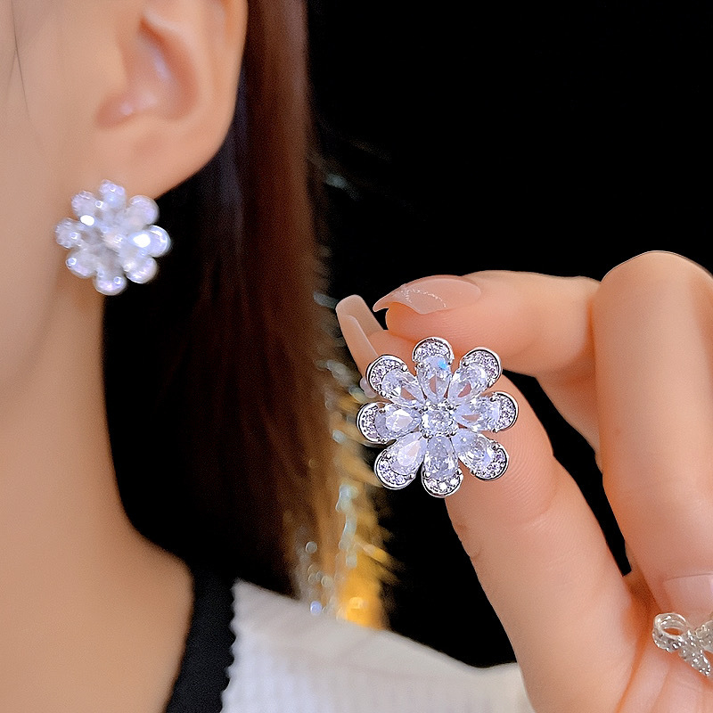 Σκουλαρίκια με λουλουδάτο σχέδιο, χαλκός βάσης, ζιρκόν σε ενθέσεις, ακίδες από ασήμι 925, Luo Xun