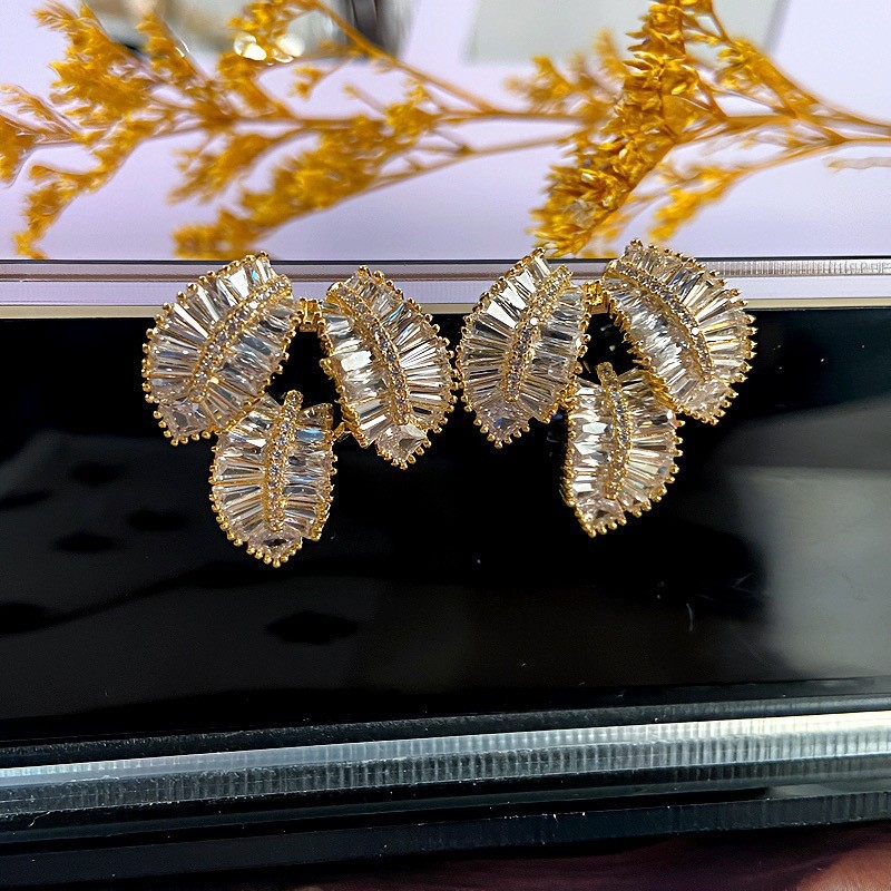 Σκουλαρίκια με λουλουδάτο σχέδιο, χαλκός βάσης, ζιρκόν σε ενθέσεις, ακίδες από ασήμι 925, Luo Xun