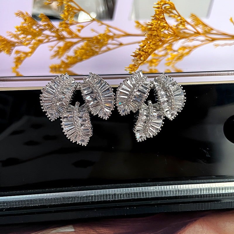 Σκουλαρίκια με λουλουδάτο σχέδιο, χαλκός βάσης, ζιρκόν σε ενθέσεις, ακίδες από ασήμι 925, Luo Xun