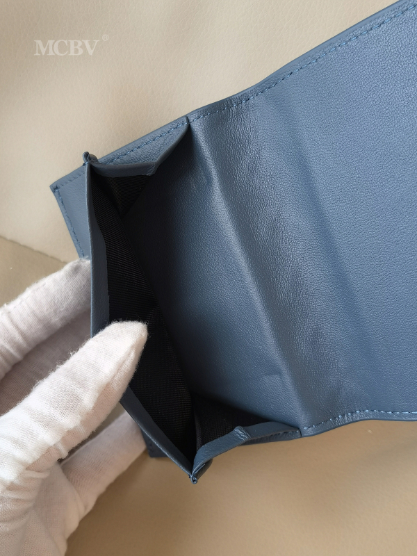 Ručno tkan držač kartica od prave kože s preklopnim džepom za novac – Unisex, gradski minimalistički stil, podstava od kože jagnjeće