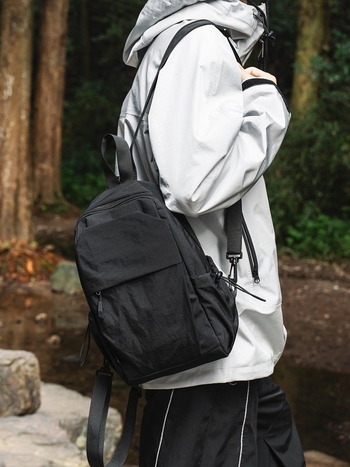 Nylonový batoh na outdoor cestovanie, kapacita do 20 l, nepremokavý, pre 8-palcový notebook, zakrivený ramenný popruh