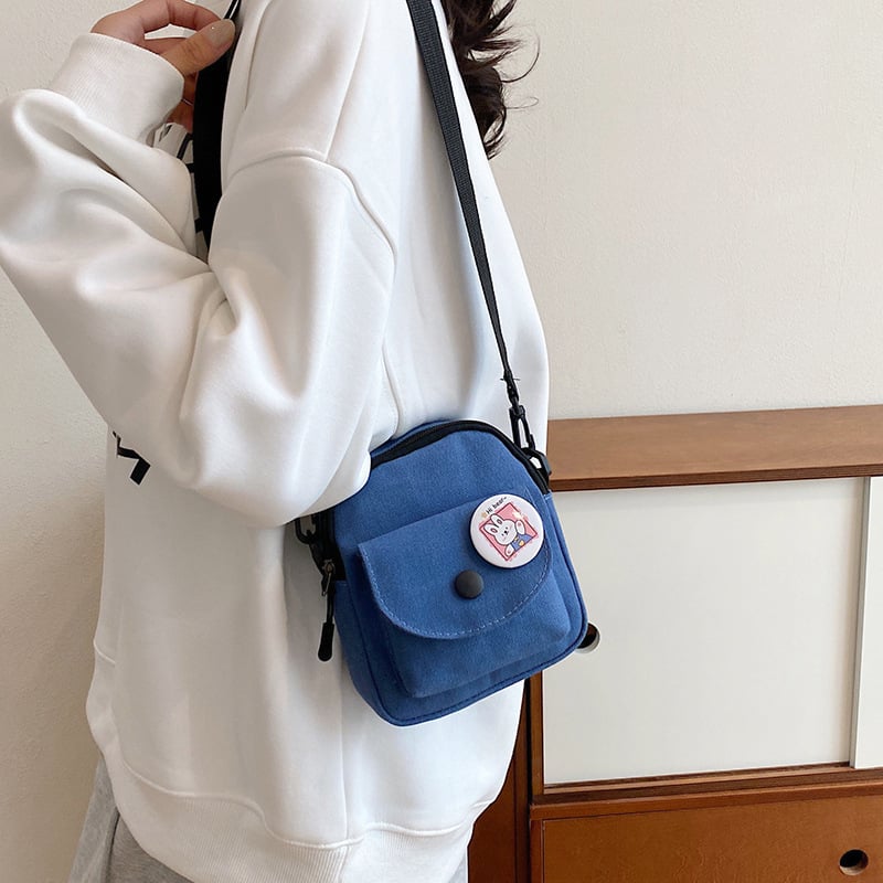 Platnena crossbody torba, gradski minimalistički stil, vertikalni kvadratni oblik, podstava od poliestera, zatvaranje na zip, proljeće 2024