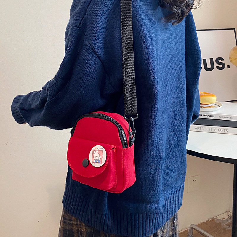 Platnena crossbody torba, gradski minimalistički stil, vertikalni kvadratni oblik, podstava od poliestera, zatvaranje na zip, proljeće 2024