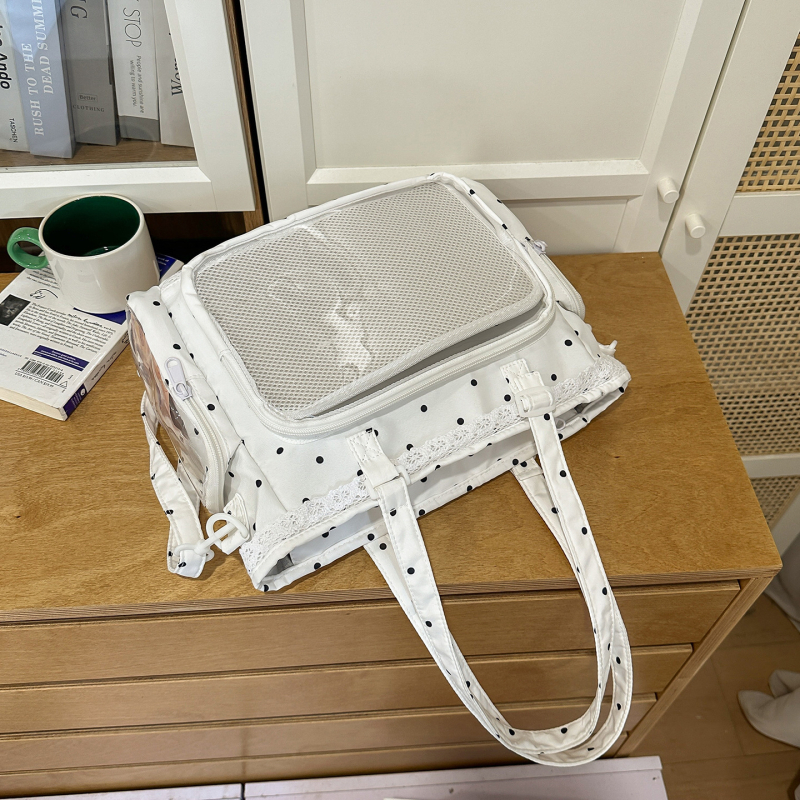 Crossbody torba s gradskim minimalističkim stilom, najlon materijal, horizontalni kvadratni oblik, zatvaranje zipom, laminirano unutarnje, poliester podstava