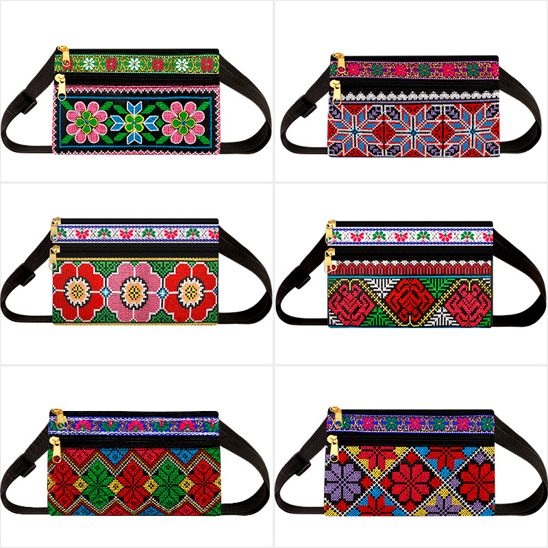 Izšivena crossbody torba od Oxford materijala, zatvaranje na zip, unutarnji džep s zipom, jedna naramenica, stil Nove nacionalne mode