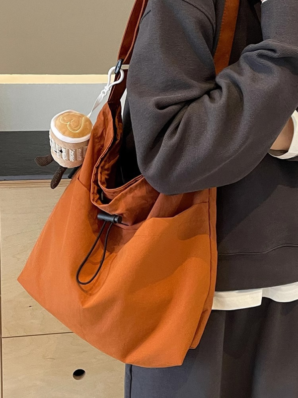 Torba Tote za gradski stil | Materijal: najlon; Podstava: poliester; Zatvaranje: šnirni zatvarač; Unutarnja džep za mobitel; Oblik: kvadratni