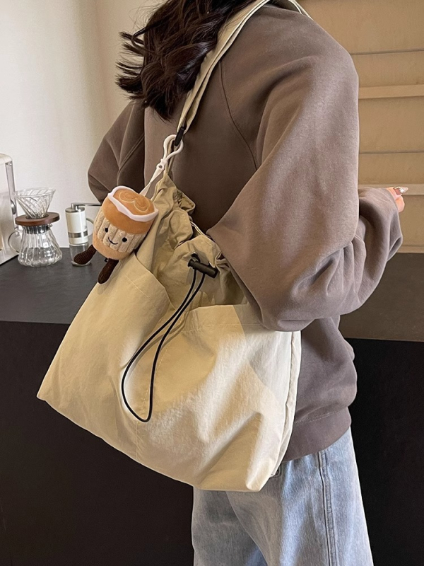 Torba Tote za gradski stil | Materijal: najlon; Podstava: poliester; Zatvaranje: šnirni zatvarač; Unutarnja džep za mobitel; Oblik: kvadratni