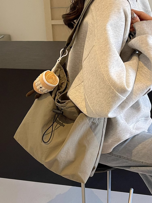 Torba Tote za gradski stil | Materijal: najlon; Podstava: poliester; Zatvaranje: šnirni zatvarač; Unutarnja džep za mobitel; Oblik: kvadratni
