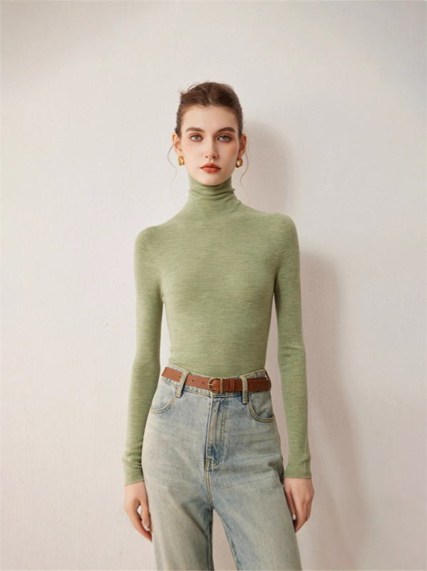 Gyapjú pulóver, magas gallér, karcsú szabás, hosszú ujjú, varratmentes kivitel