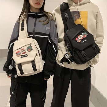 Crossbody torba, street-trend stil, najlon materijal, podstava od poliestera, otvaranje na zip
