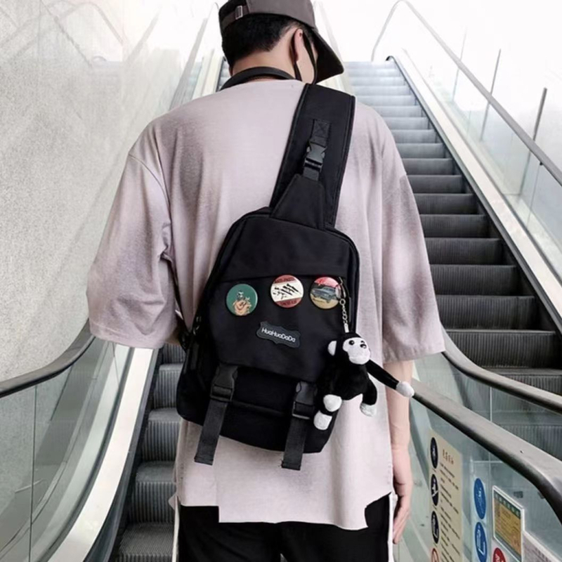 Crossbody torba, street-trend stil, najlon materijal, podstava od poliestera, otvaranje na zip