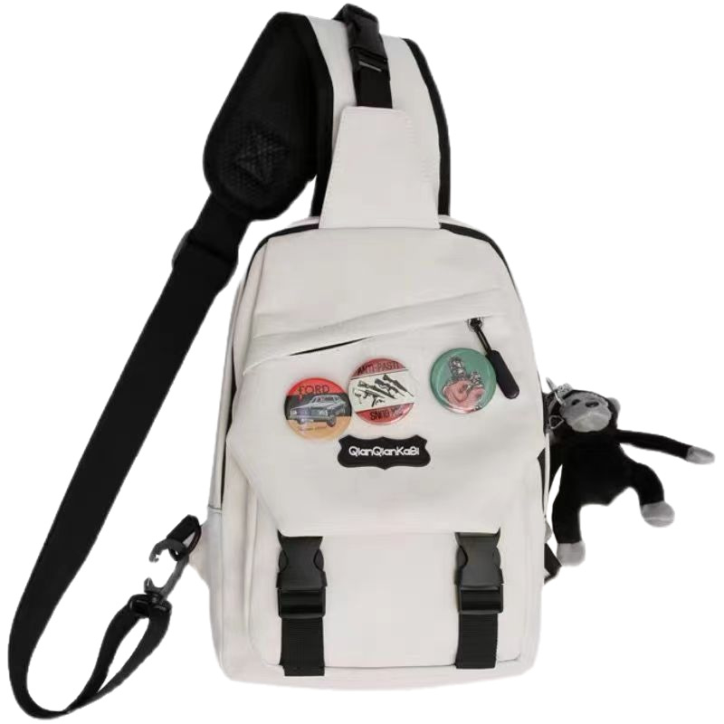 Crossbody torba, street-trend stil, najlon materijal, podstava od poliestera, otvaranje na zip