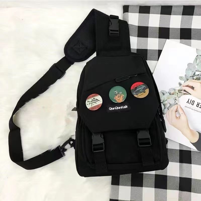 Crossbody torba, street-trend stil, najlon materijal, podstava od poliestera, otvaranje na zip