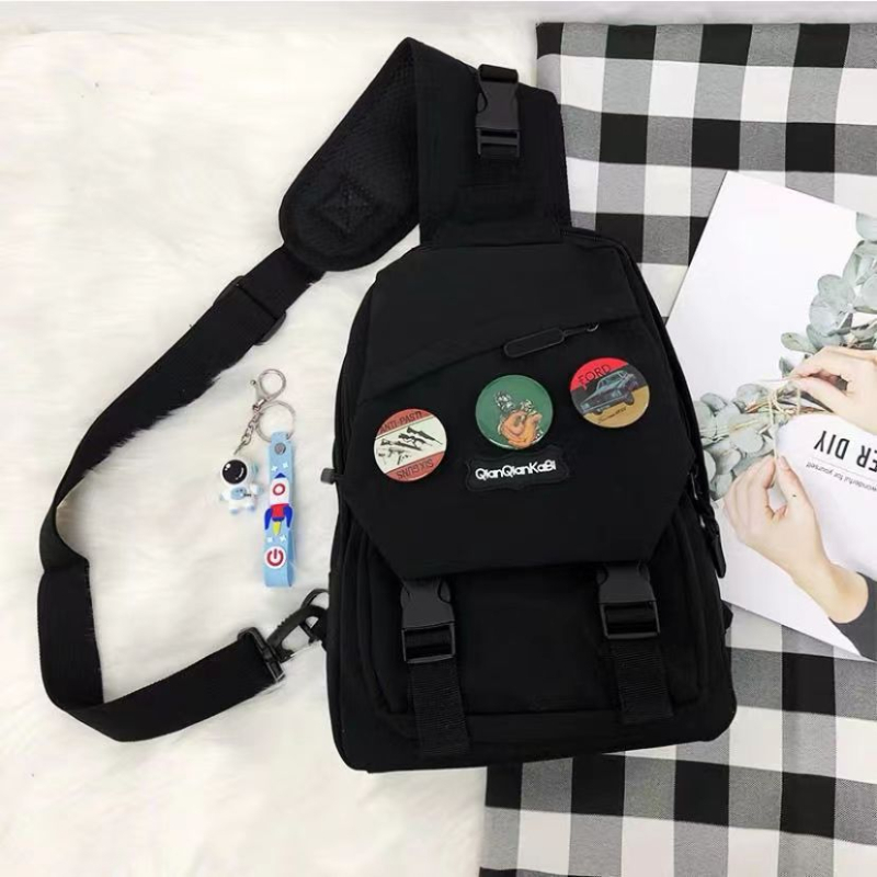 Crossbody torba, street-trend stil, najlon materijal, podstava od poliestera, otvaranje na zip