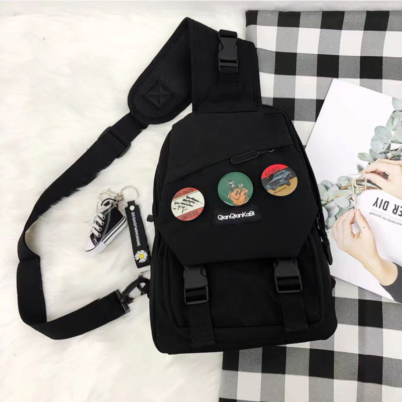 Crossbody torba, street-trend stil, najlon materijal, podstava od poliestera, otvaranje na zip