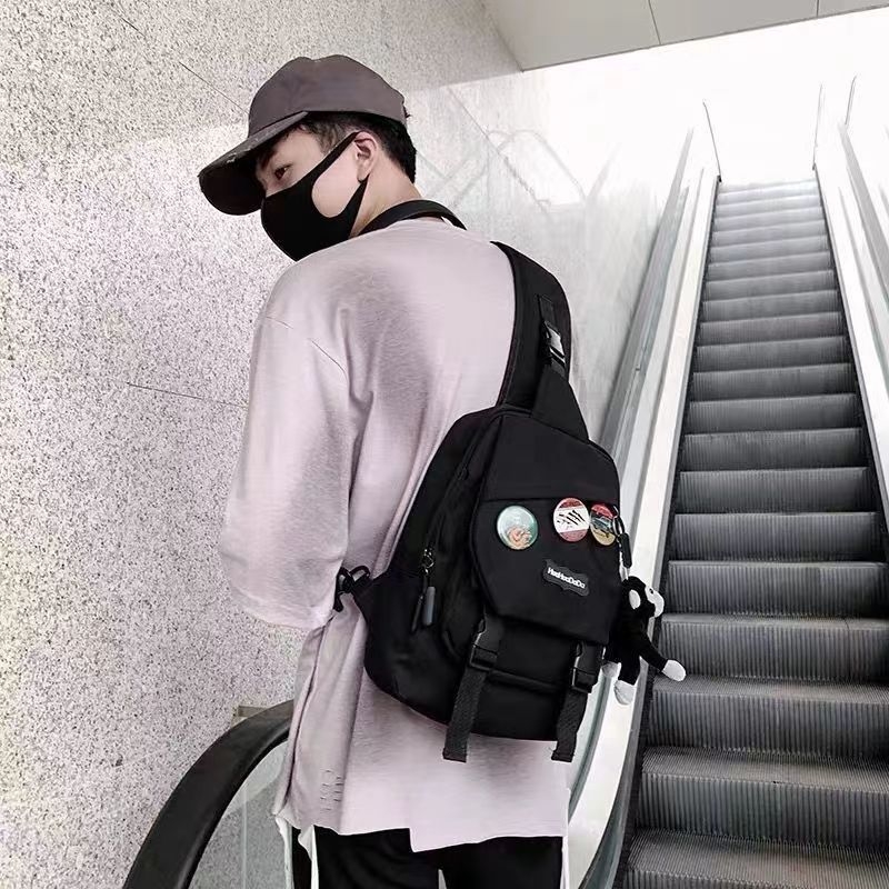 Crossbody torba, street-trend stil, najlon materijal, podstava od poliestera, otvaranje na zip