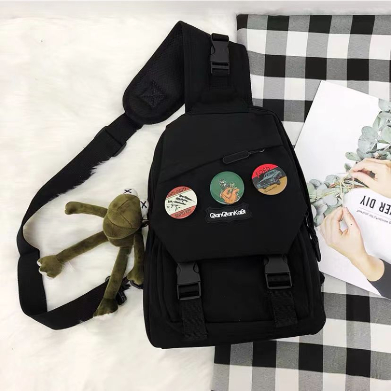 Crossbody torba, street-trend stil, najlon materijal, podstava od poliestera, otvaranje na zip