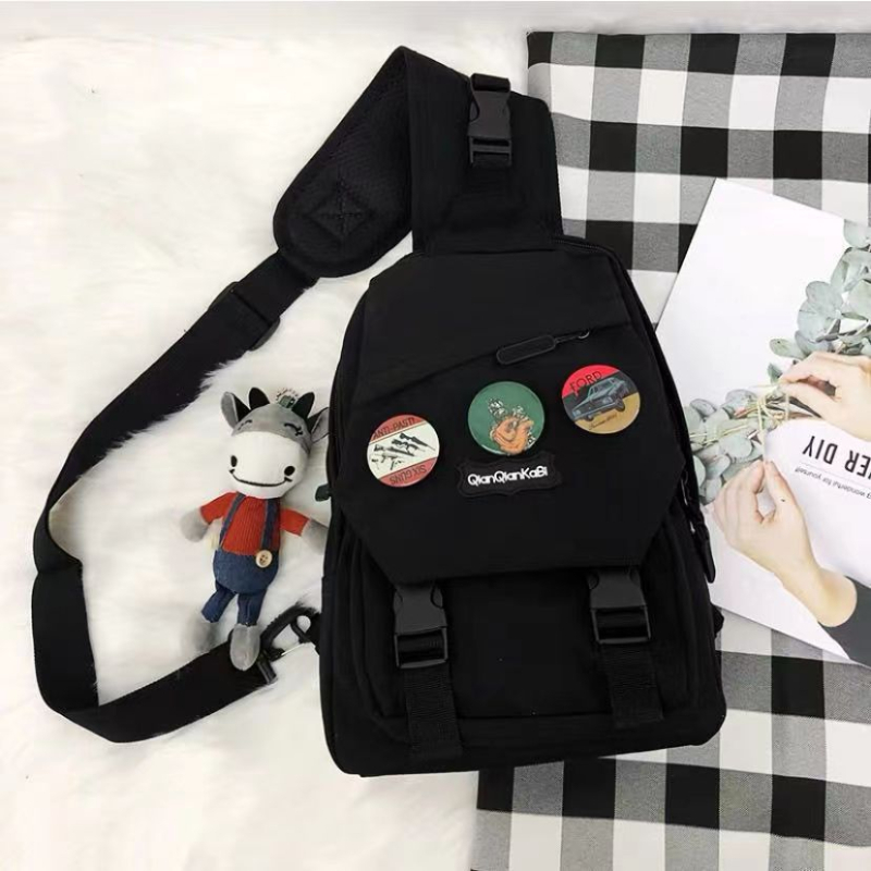 Crossbody torba, street-trend stil, najlon materijal, podstava od poliestera, otvaranje na zip
