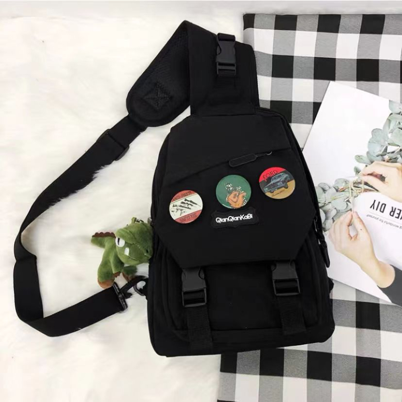 Crossbody torba, street-trend stil, najlon materijal, podstava od poliestera, otvaranje na zip