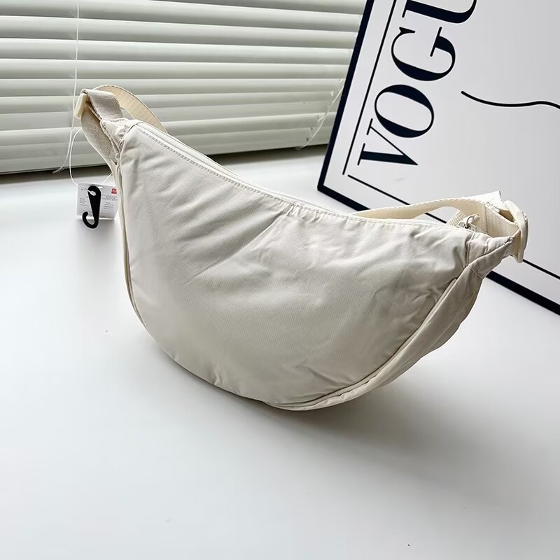 Torba u dumpling stilu od najlona, zatvarač, jedna naramenica, poliester podstava, oblik dumpling