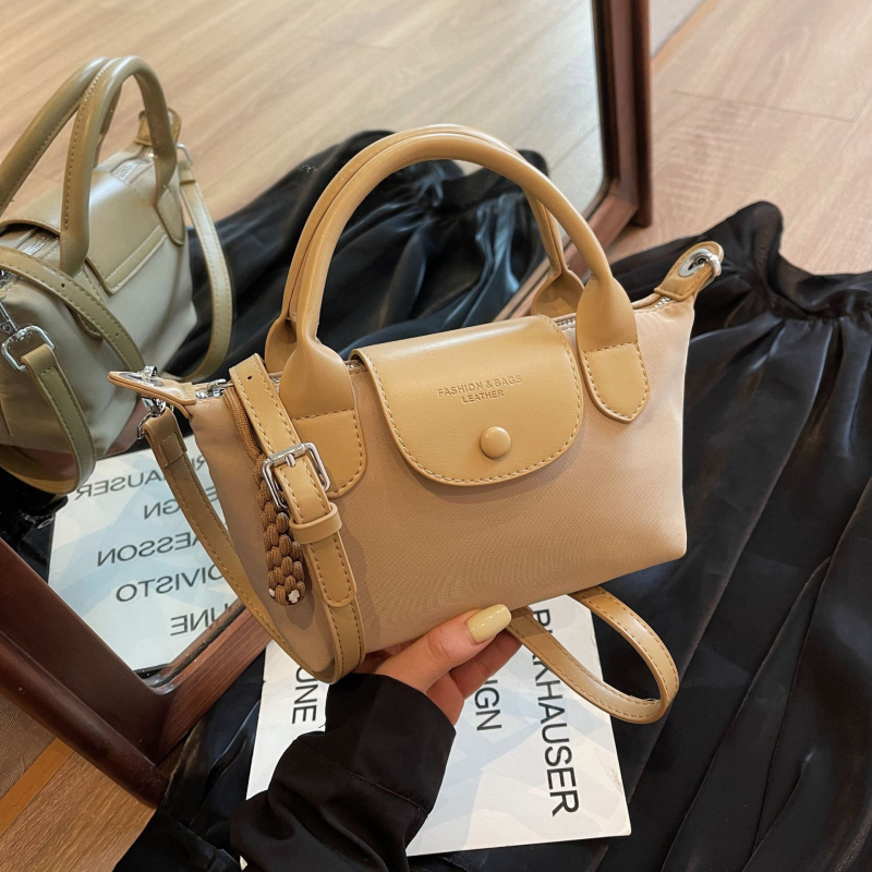 Crossbody Dumpling torba — PU materijal, dumpling oblik, otvaranje kapom, podstava od poliestera, unutarnji džepovi: skriveni džep na zip i džep za telefon
