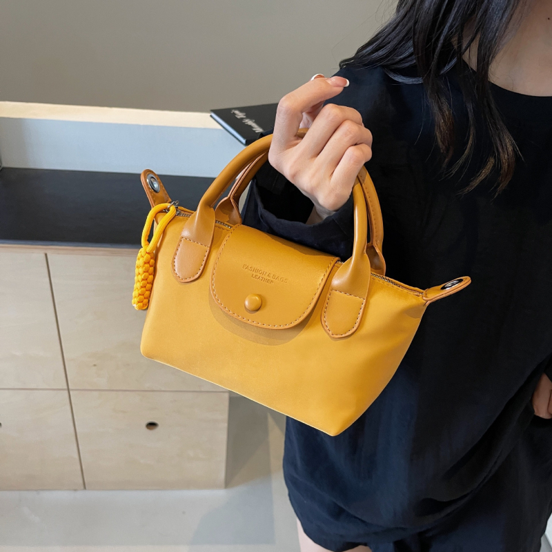 Crossbody Dumpling torba — PU materijal, dumpling oblik, otvaranje kapom, podstava od poliestera, unutarnji džepovi: skriveni džep na zip i džep za telefon