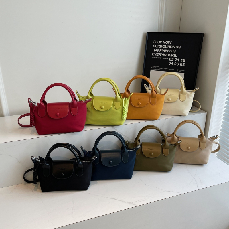 Crossbody Dumpling torba — PU materijal, dumpling oblik, otvaranje kapom, podstava od poliestera, unutarnji džepovi: skriveni džep na zip i džep za telefon