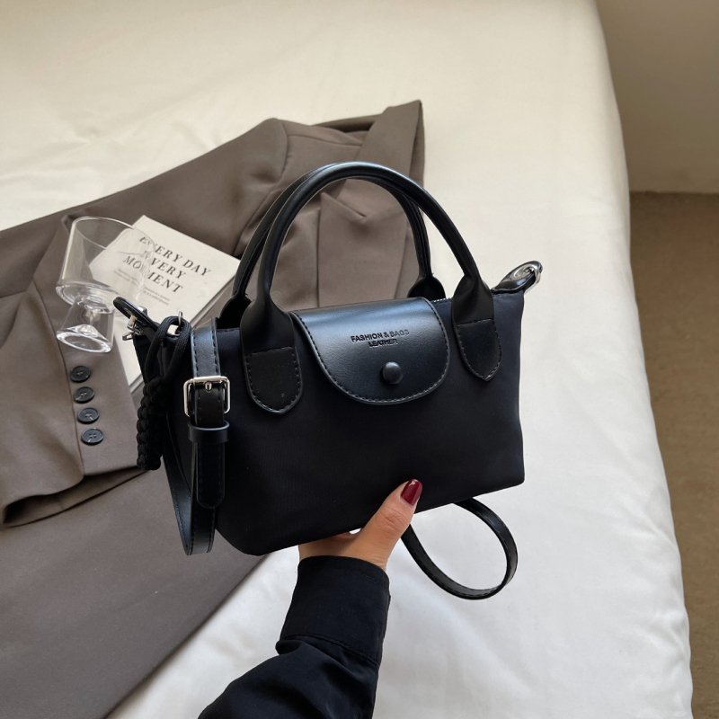 Crossbody Dumpling torba — PU materijal, dumpling oblik, otvaranje kapom, podstava od poliestera, unutarnji džepovi: skriveni džep na zip i džep za telefon