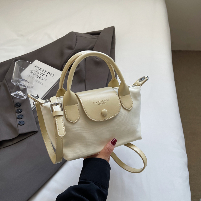 Crossbody Dumpling torba — PU materijal, dumpling oblik, otvaranje kapom, podstava od poliestera, unutarnji džepovi: skriveni džep na zip i džep za telefon