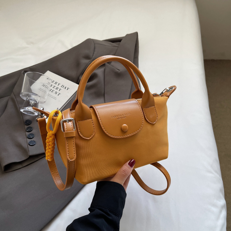 Crossbody Dumpling torba — PU materijal, dumpling oblik, otvaranje kapom, podstava od poliestera, unutarnji džepovi: skriveni džep na zip i džep za telefon