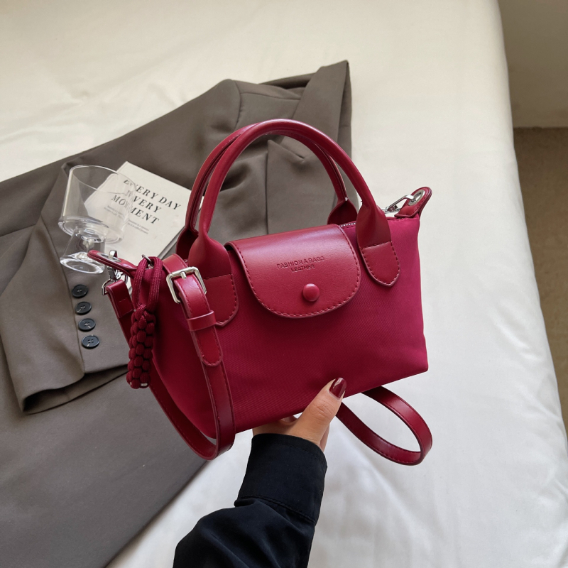 Crossbody Dumpling torba — PU materijal, dumpling oblik, otvaranje kapom, podstava od poliestera, unutarnji džepovi: skriveni džep na zip i džep za telefon
