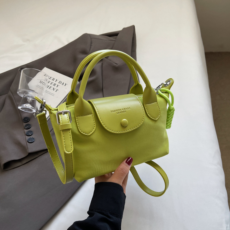 Crossbody Dumpling torba — PU materijal, dumpling oblik, otvaranje kapom, podstava od poliestera, unutarnji džepovi: skriveni džep na zip i džep za telefon