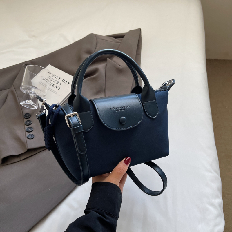Crossbody Dumpling torba — PU materijal, dumpling oblik, otvaranje kapom, podstava od poliestera, unutarnji džepovi: skriveni džep na zip i džep za telefon