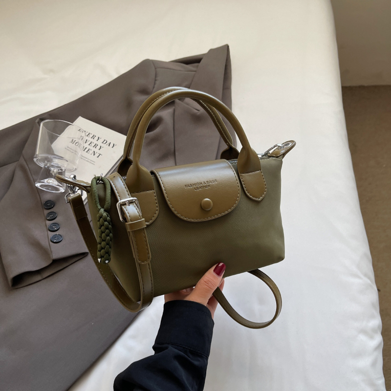 Crossbody Dumpling torba — PU materijal, dumpling oblik, otvaranje kapom, podstava od poliestera, unutarnji džepovi: skriveni džep na zip i džep za telefon
