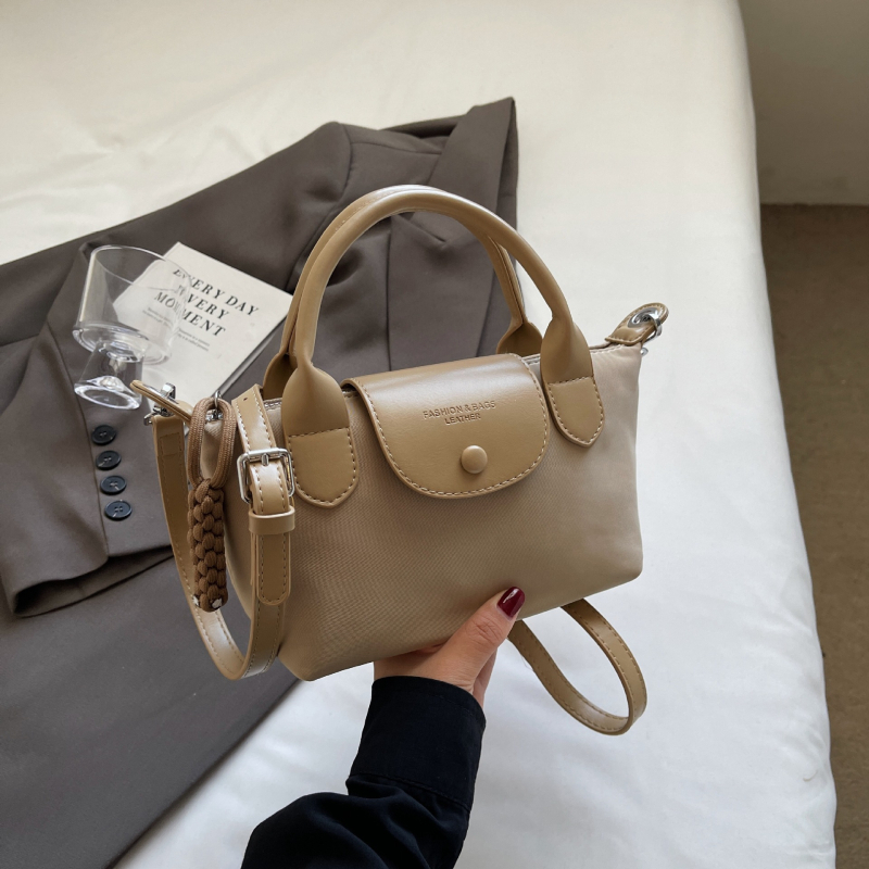 Crossbody Dumpling torba — PU materijal, dumpling oblik, otvaranje kapom, podstava od poliestera, unutarnji džepovi: skriveni džep na zip i džep za telefon