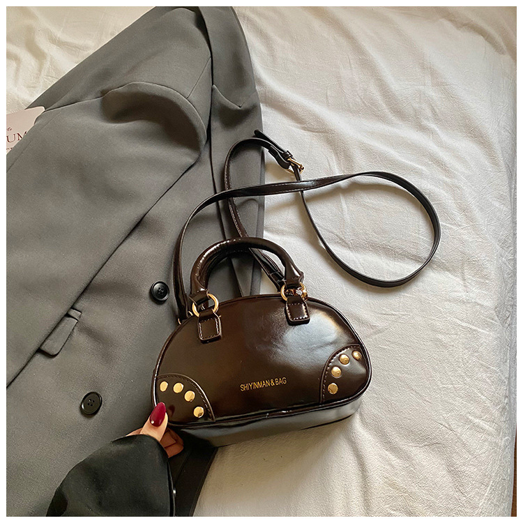 Női PU crossbody táska, városi minimalist stílus, horizontális négyszögletes forma, cipzáras zárás, poliészter bélés, 2026 tavasz szezon