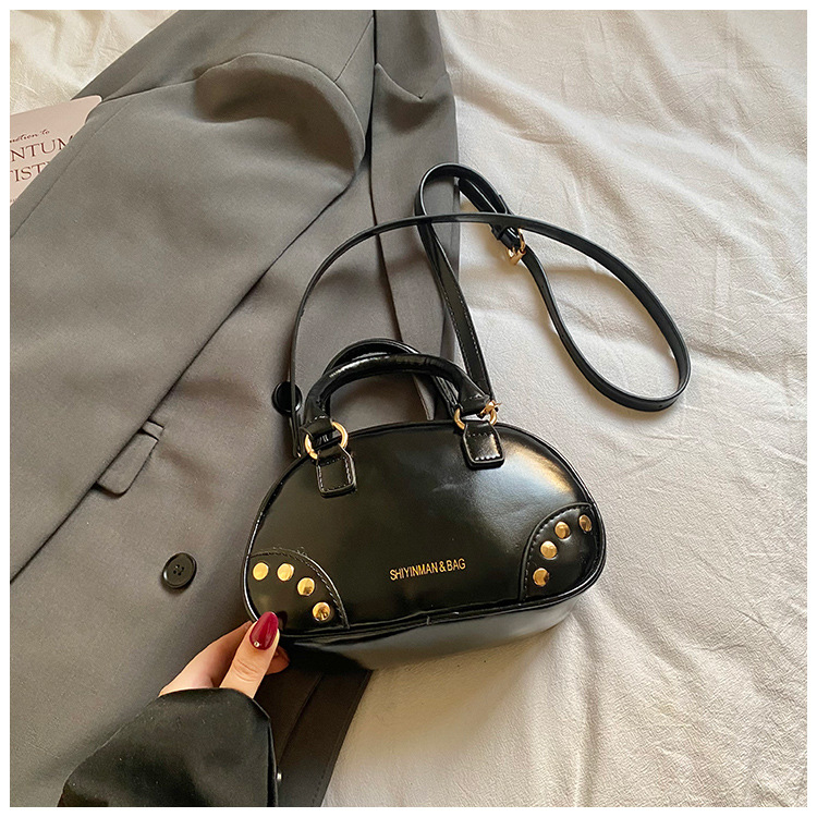 Női PU crossbody táska, városi minimalist stílus, horizontális négyszögletes forma, cipzáras zárás, poliészter bélés, 2026 tavasz szezon