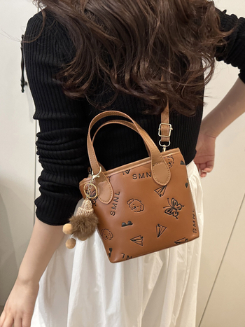 PU bucket táska cipzáras záródással, poliészter bélés, belső telefonzseb, válltáska-stílus